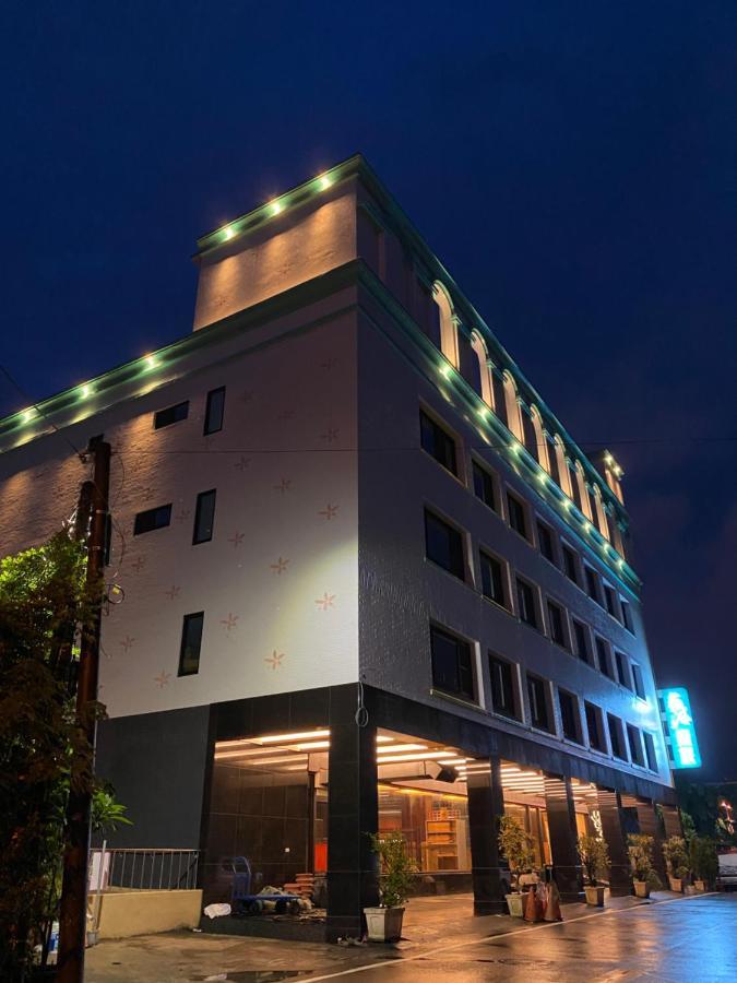 Weifeng Boutique Business Hotel - Zhanqian Branch Pingtung エクステリア 写真